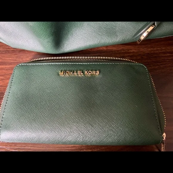 Michael Kors Tote Bag and Matching Wallet - Picture 2 of 3